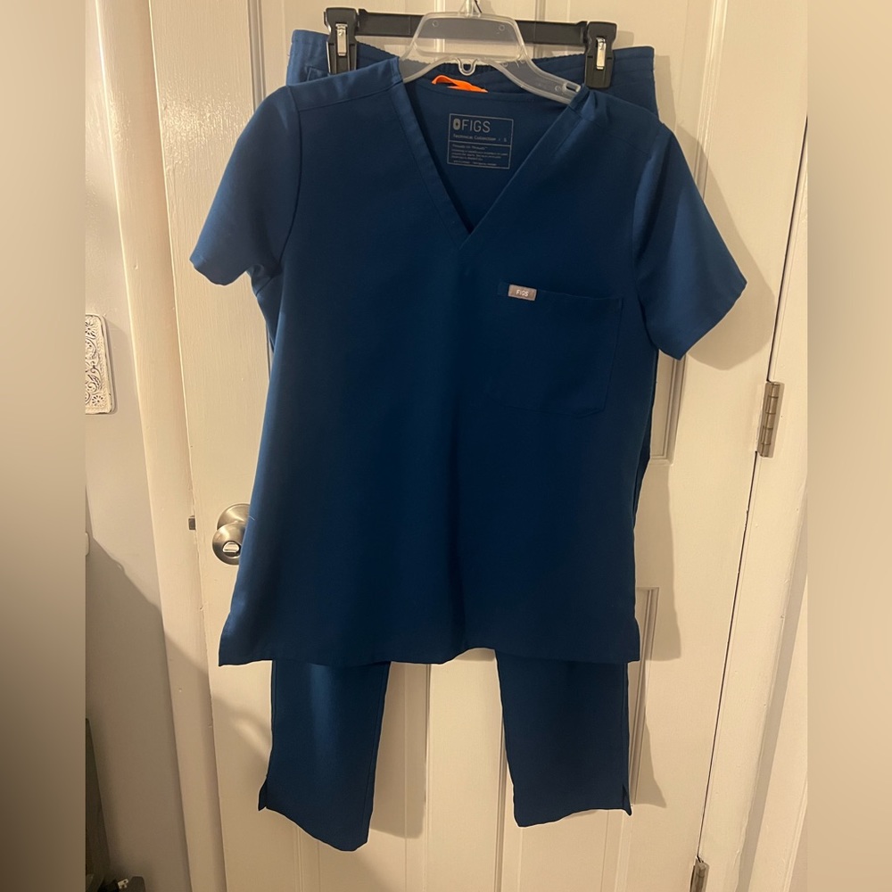Figs Scrub Set. Small top. Med pants
